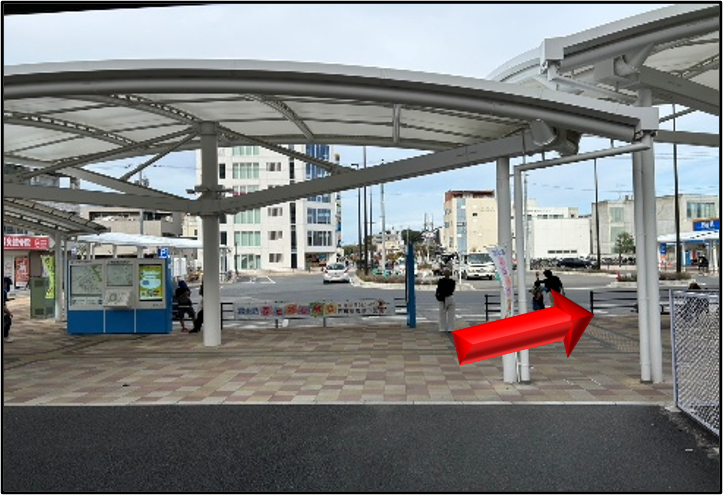 ステップ2：駅前ロータリーから線路沿いを右手に進む経路