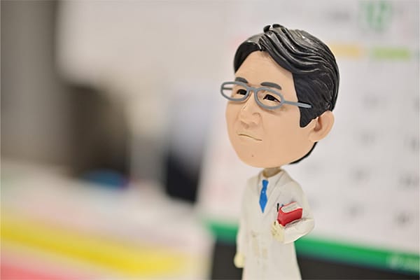 院長を模したフィギュア（医師の似顔絵人形）