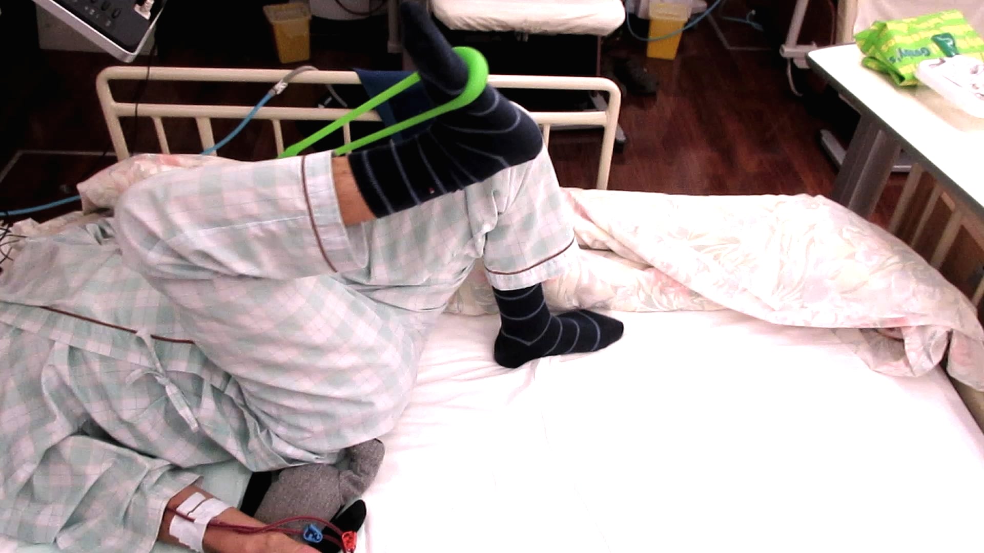 ゴムバンドを使った下半身のストレッチ（透析中ベッド上で実施）